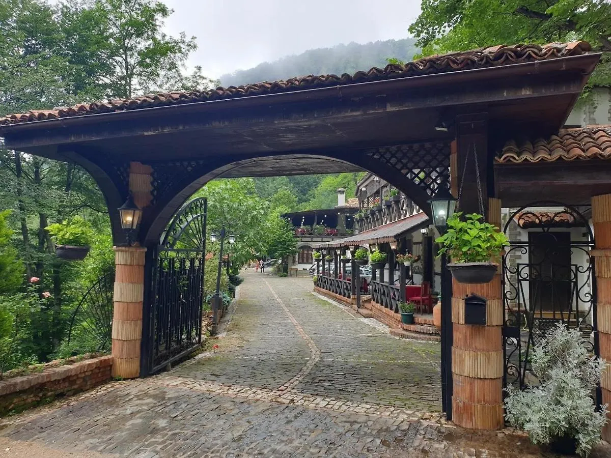 King Park Resort فندق تيرانا